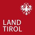 Logo roter, quadratischer Hintergrund; zweizeiliger, weißer Land Tirol Schriftzug links unten; weißer Tiroler Adler rechts oben